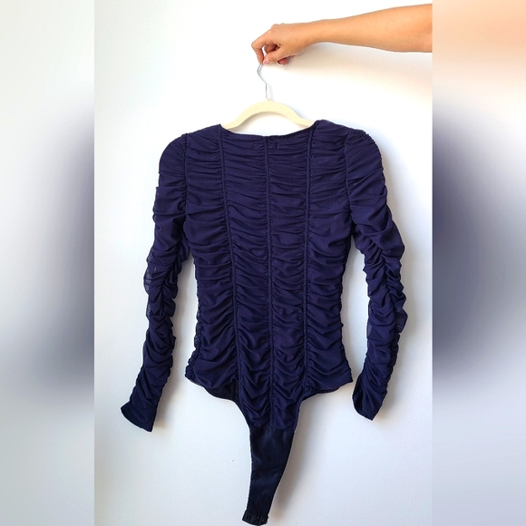 ✨️Any 3 for $15✨️ Zara Medium Navy Blue Ruched Bodysuit - Picture 2 of 12